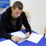 6.5.2015 Kielce. Nabór ochotników w jednostce wojskowej na Bukówce. Wypełnianie dokumentów. / Wojciech Habdas / Radio Kielce