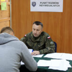 6.5.2015 Kielce. Nabór ochotników w jednostce wojskowej na Bukówce. Następnie każdy poborowy melduje się w Punkcie Rozmów Indywidualnych. / Wojciech Habdas / Radio Kielce