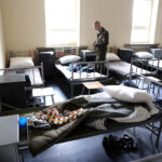 6.5.2015 Kielce. Nabór ochotników w jednostce wojskowej na Bukówce. Zakwaterowanie, od początku trzeba pilnować porządku. Właściciel łóżka na pierwszym planie będzie musiał ponownie posłać pryczę. / Wojciech Habdas / Radio Kielce