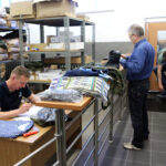 6.5.2015 Kielce. Nabór ochotników w jednostce wojskowej na Bukówce. W prawidłowym doborze wyposażenia pomagają pracownicy jednostki. Później czas na poznanie jednostki, a od jutra ... ćwiczenia. / Wojciech Habdas / Radio Kielce