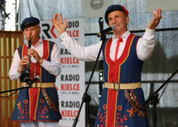 24.5.2015 Tokarnia. Koncert "Jawor – u źródeł kultury" w Tokarni. Stefan Wyczyński z kapelą (Lubcza) / Wojciech Habdas / Radio Kielce