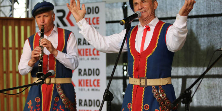 24.5.2015 Tokarnia. Koncert "Jawor – u źródeł kultury" w Tokarni. Stefan Wyczyński z kapelą (Lubcza) / Wojciech Habdas / Radio Kielce