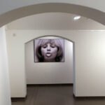 6.5.2015 Kielce. Trwają przygotowania do wystawy Natalia LL – fotografia / instalacja / obiekt / video w BWA. / Wojciech Habdas / Radio Kielce