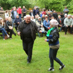 24.5.2015 Tokarnia. Koncert "Jawor – u źródeł kultury" w Tokarni. Przed sceną nadal trwają tańce. / Wojciech Habdas / Radio Kielce