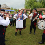 24.5.2015 Tokarnia. Koncert "Jawor – u źródeł kultury" w Tokarni. Koncert na scenie się skończył, ale muzyka nie ucichła. Kapela Bielińska / Wojciech Habdas / Radio Kielce