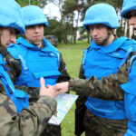 28.5.2015 Kielce. Międzynarodowy Kurs Obserwatorów Wojskowych w jednostce na Bukówce. Grupa obserwatorów przygotowuje się do lotu. / Wojciech Habdas / Radio Kielce