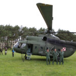 28.5.2015 Kielce. Międzynarodowy Kurs Obserwatorów Wojskowych w jednostce na Bukówce. Grupa obserwatorów przygotowuje się do lotu. / Wojciech Habdas / Radio Kielce