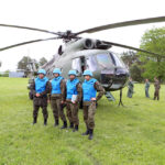 28.5.2015 Kielce. Międzynarodowy Kurs Obserwatorów Wojskowych w jednostce na Bukówce. Grupa obserwatorów przygotowuje się do lotu. / Wojciech Habdas / Radio Kielce