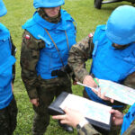 28.5.2015 Kielce. Międzynarodowy Kurs Obserwatorów Wojskowych w jednostce na Bukówce. Grupa obserwatorów przygotowuje się do lotu. / Wojciech Habdas / Radio Kielce