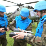 28.5.2015 Kielce. Międzynarodowy Kurs Obserwatorów Wojskowych w jednostce na Bukówce. Grupa obserwatorów przygotowuje się do lotu. / Wojciech Habdas / Radio Kielce