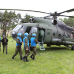 28.5.2015 Kielce. Międzynarodowy Kurs Obserwatorów Wojskowych w jednostce na Bukówce. Za chwilę grupa żołnierzy rozpocznie lot, podczas którego będą wypatrywać podejrzanych działań na ziemi. / Wojciech Habdas / Radio Kielce