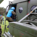 28.5.2015 Kielce. Międzynarodowy Kurs Obserwatorów Wojskowych w jednostce na Bukówce. Za chwilę grupa żołnierzy rozpocznie lot, podczas którego będą wypatrywać podejrzanych działań na ziemi. / Wojciech Habdas / Radio Kielce