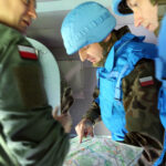 28.5.2015 Kielce. Międzynarodowy Kurs Obserwatorów Wojskowych w jednostce na Bukówce. Ze śmigłowca obserwatorzy wypatrują podejrzanych działań na ziemi. / Kamila Kreis-Tomczak / Centrum Przygotowań do Misji Zagranicznych