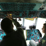 28.5.2015 Kielce. Międzynarodowy Kurs Obserwatorów Wojskowych w jednostce na Bukówce. Ze śmigłowca obserwatorzy wypatrują podejrzanych działań na ziemi. / Kamila Kreis-Tomczak / Centrum Przygotowań do Misji Zagranicznych