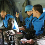 28.5.2015 Kielce. Międzynarodowy Kurs Obserwatorów Wojskowych w jednostce na Bukówce. Ze śmigłowca obserwatorzy wypatrują podejrzanych działań na ziemi. / Kamila Kreis-Tomczak / Centrum Przygotowań do Misji Zagranicznych