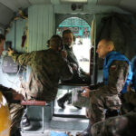 28.5.2015 Kielce. Międzynarodowy Kurs Obserwatorów Wojskowych w jednostce na Bukówce. Ze śmigłowca obserwatorzy wypatrują podejrzanych działań na ziemi. / Kamila Kreis-Tomczak / Centrum Przygotowań do Misji Zagranicznych