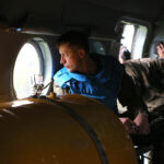 28.5.2015 Kielce. Międzynarodowy Kurs Obserwatorów Wojskowych w jednostce na Bukówce. Ze śmigłowca obserwatorzy wypatrują podejrzanych działań na ziemi. / Kamila Kreis-Tomczak / Centrum Przygotowań do Misji Zagranicznych