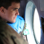 28.5.2015 Kielce. Międzynarodowy Kurs Obserwatorów Wojskowych w jednostce na Bukówce. Ze śmigłowca obserwatorzy wypatrują podejrzanych działań na ziemi. / Kamila Kreis-Tomczak / Centrum Przygotowań do Misji Zagranicznych