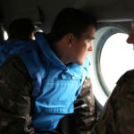 28.5.2015 Kielce. Międzynarodowy Kurs Obserwatorów Wojskowych w jednostce na Bukówce. Ze śmigłowca obserwatorzy wypatrują podejrzanych działań na ziemi. / Kamila Kreis-Tomczak / Centrum Przygotowań do Misji Zagranicznych