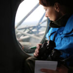 28.5.2015 Kielce. Międzynarodowy Kurs Obserwatorów Wojskowych w jednostce na Bukówce. Ze śmigłowca obserwatorzy wypatrują podejrzanych działań na ziemi. / Kamila Kreis-Tomczak / Centrum Przygotowań do Misji Zagranicznych