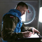 28.5.2015 Kielce. Międzynarodowy Kurs Obserwatorów Wojskowych w jednostce na Bukówce. Ze śmigłowca obserwatorzy wypatrują podejrzanych działań na ziemi. / Kamila Kreis-Tomczak / Centrum Przygotowań do Misji Zagranicznych