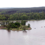 28.5.2015 Kielce. Międzynarodowy Kurs Obserwatorów Wojskowych w jednostce na Bukówce. Ze śmigłowca obserwatorzy wypatrują podejrzanych działań na ziemi. Na zdjęciu pozorowana baza na wysepce. / Kamila Kreis-Tomczak / Centrum Przygotowań do Misji Zagranicznych