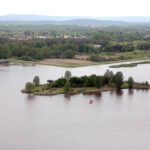 28.5.2015 Kielce. Międzynarodowy Kurs Obserwatorów Wojskowych w jednostce na Bukówce. Ze śmigłowca obserwatorzy wypatrują podejrzanych działań na ziemi. Na zdjęciu pozorowana baza na wysepce. / Kamila Kreis-Tomczak / Centrum Przygotowań do Misji Zagranicznych