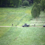 28.5.2015 Kielce. Międzynarodowy Kurs Obserwatorów Wojskowych w jednostce na Bukówce. Pozorowany konwój. / Kamila Kreis-Tomczak / Centrum Przygotowań do Misji Zagranicznych