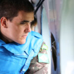 28.5.2015 Kielce. Międzynarodowy Kurs Obserwatorów Wojskowych w jednostce na Bukówce. Ze śmigłowca obserwatorzy wypatrują podejrzanych działań na ziemi. / Kamila Kreis-Tomczak / Centrum Przygotowań do Misji Zagranicznych