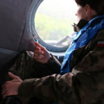 28.5.2015 Kielce. Międzynarodowy Kurs Obserwatorów Wojskowych w jednostce na Bukówce. Ze śmigłowca obserwatorzy wypatrują działań "wroga" na ziemi. / Kamila Kreis-Tomczak / Centrum Przygotowań do Misji Zagranicznych