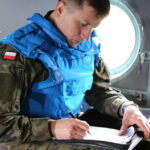 28.5.2015 Kielce. Międzynarodowy Kurs Obserwatorów Wojskowych w jednostce na Bukówce. Ze śmigłowca obserwatorzy wypatrują podejrzanych działań na ziemi. Wszystkie obserwacje są zapisywane w raporcie. / Kamila Kreis-Tomczak / Centrum Przygotowań do Misji Zagranicznych