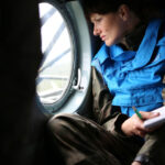 28.5.2015 Kielce. Międzynarodowy Kurs Obserwatorów Wojskowych w jednostce na Bukówce. Ze śmigłowca obserwatorzy wypatrują podejrzanych działań na ziemi. / Kamila Kreis-Tomczak / Centrum Przygotowań do Misji Zagranicznych