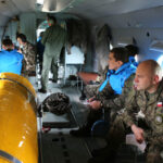 28.5.2015 Kielce. Międzynarodowy Kurs Obserwatorów Wojskowych w jednostce na Bukówce. Ze śmigłowca obserwatorzy wypatrują podejrzanych działań na ziemi. / Kamila Kreis-Tomczak / Centrum Przygotowań do Misji Zagranicznych