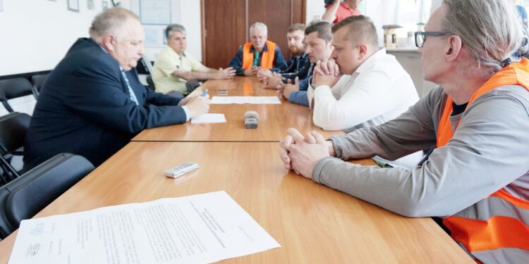 08.05.2015 Ostrowiec. Protest firm budujących szpital. Nie otrzymali zapłaty. / Teresa Czajkowska / Radio Kielce