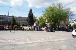 08.05.2015 Ostrowiec. Protest firm budujących szpital. Nie otrzymali zapłaty. / Teresa Czajkowska / Radio Kielce