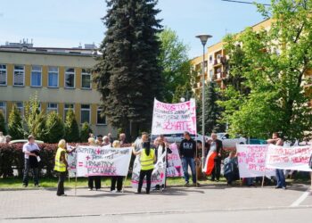 08.05.2015 Ostrowiec. Protest firm budujących szpital. Nie otrzymali zapłaty. / Teresa Czajkowska / Radio Kielce