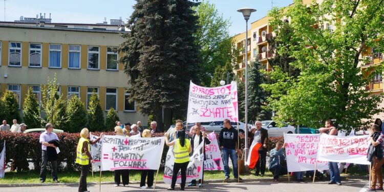 08.05.2015 Ostrowiec. Protest firm budujących szpital. Nie otrzymali zapłaty. / Teresa Czajkowska / Radio Kielce