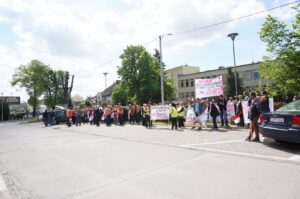 08.05.2015 Ostrowiec. Protest firm budujących szpital. Nie otrzymali zapłaty. / Teresa Czajkowska / Radio Kielce