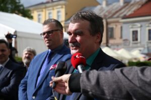 28.05.2015 Kielce. Rynek. Pożegnanie zawodników Vive Tauron Kielce przed Final Four Ligi Mistrzów - Wojciech Lubawski / Stanisław Blinstrub / Radio Kielce