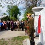 09.05.2015 Ruda Kościelna. Tablica poświęcona Marszałkowi Józefowi Piłsudskiemu. / Teresa Czajkowska / Radio Kielce