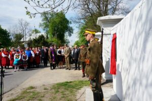 09.05.2015 Ruda Kościelna. Tablica poświęcona Marszałkowi Józefowi Piłsudskiemu. / Teresa Czajkowska / Radio Kielce