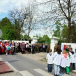 09.05.2015 Ruda Kościelna. Tablica poświęcona Marszałkowi Józefowi Piłsudskiemu. / Teresa Czajkowska / Radio Kielce