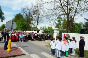 09.05.2015 Ruda Kościelna. Tablica poświęcona Marszałkowi Józefowi Piłsudskiemu. / Teresa Czajkowska / Radio Kielce