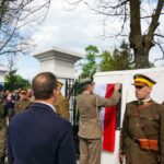 09.05.2015 Ruda Kościelna. Tablica poświęcona Marszałkowi Józefowi Piłsudskiemu. / Teresa Czajkowska / Radio Kielce