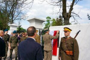 09.05.2015 Ruda Kościelna. Tablica poświęcona Marszałkowi Józefowi Piłsudskiemu. / Teresa Czajkowska / Radio Kielce