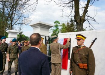 09.05.2015 Ruda Kościelna. Tablica poświęcona Marszałkowi Józefowi Piłsudskiemu. / Teresa Czajkowska / Radio Kielce