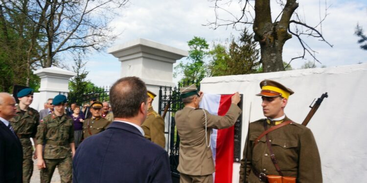 09.05.2015 Ruda Kościelna. Tablica poświęcona Marszałkowi Józefowi Piłsudskiemu. / Teresa Czajkowska / Radio Kielce