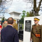 09.05.2015 Ruda Kościelna. Tablica poświęcona Marszałkowi Józefowi Piłsudskiemu. / Teresa Czajkowska / Radio Kielce