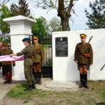 09.05.2015 Ruda Kościelna. Tablica poświęcona Marszałkowi Józefowi Piłsudskiemu. / Teresa Czajkowska / Radio Kielce