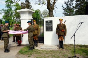 09.05.2015 Ruda Kościelna. Tablica poświęcona Marszałkowi Józefowi Piłsudskiemu. / Teresa Czajkowska / Radio Kielce